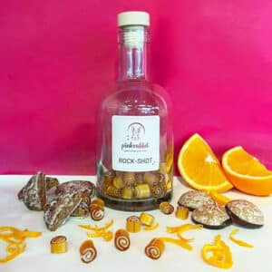 Rock-Shot Orange Lebkuchen. Eine Flasche mit Orange-Lebkuchen Bonbons gefüllt, bereit zum auffüllen mit Hochprozentigen für einen Weihnachtlichen Likör Genuss