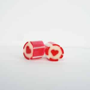 Weisses Bonbon mit rotem Herzmotiv