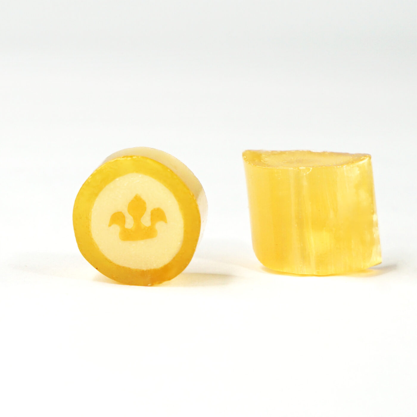 Ein gelbes Bonbon mit einer Krone als Motiv
