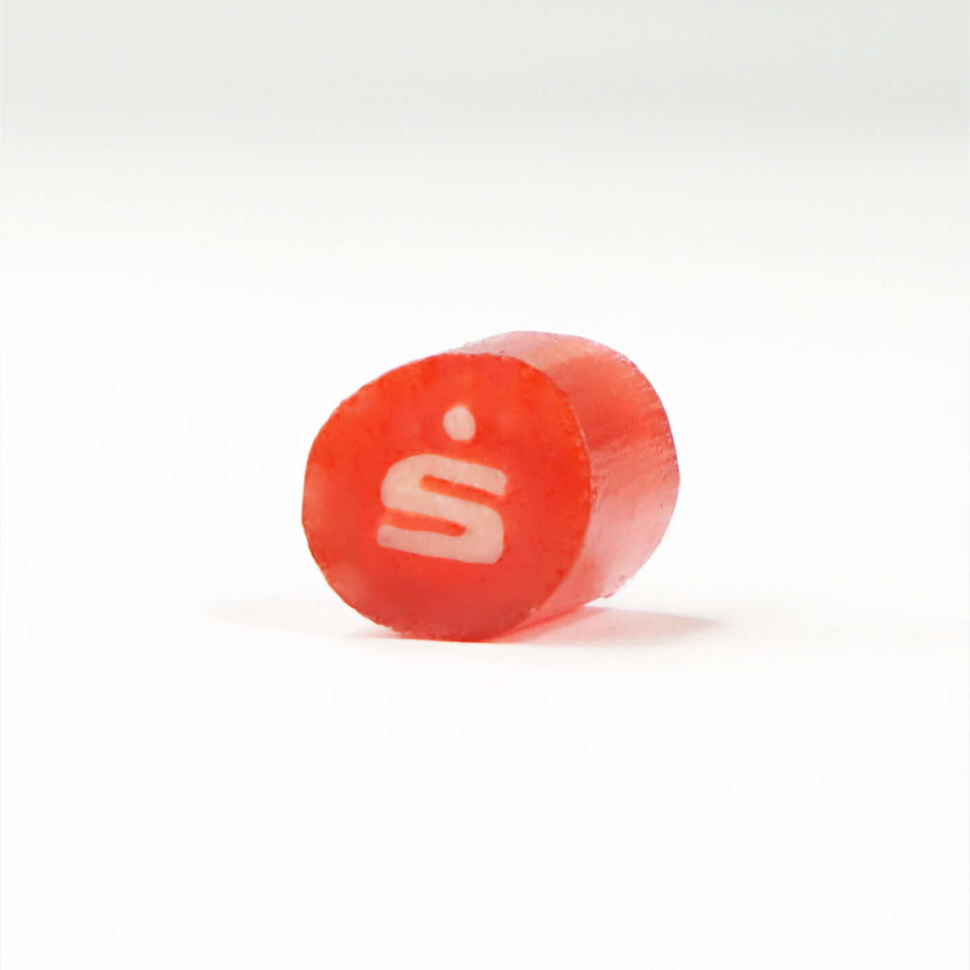 Ein rotes Bonbon mit dem Sparkassen-Logo